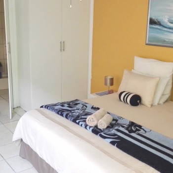 Marina: King bed + ensuite & cosy chair