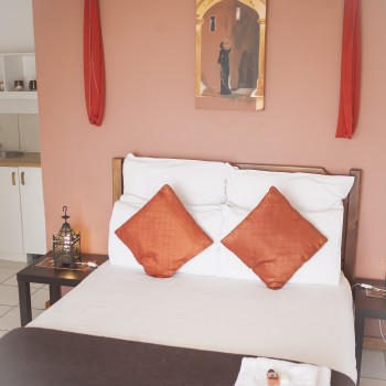 Shakira: Double bed with kitchenette